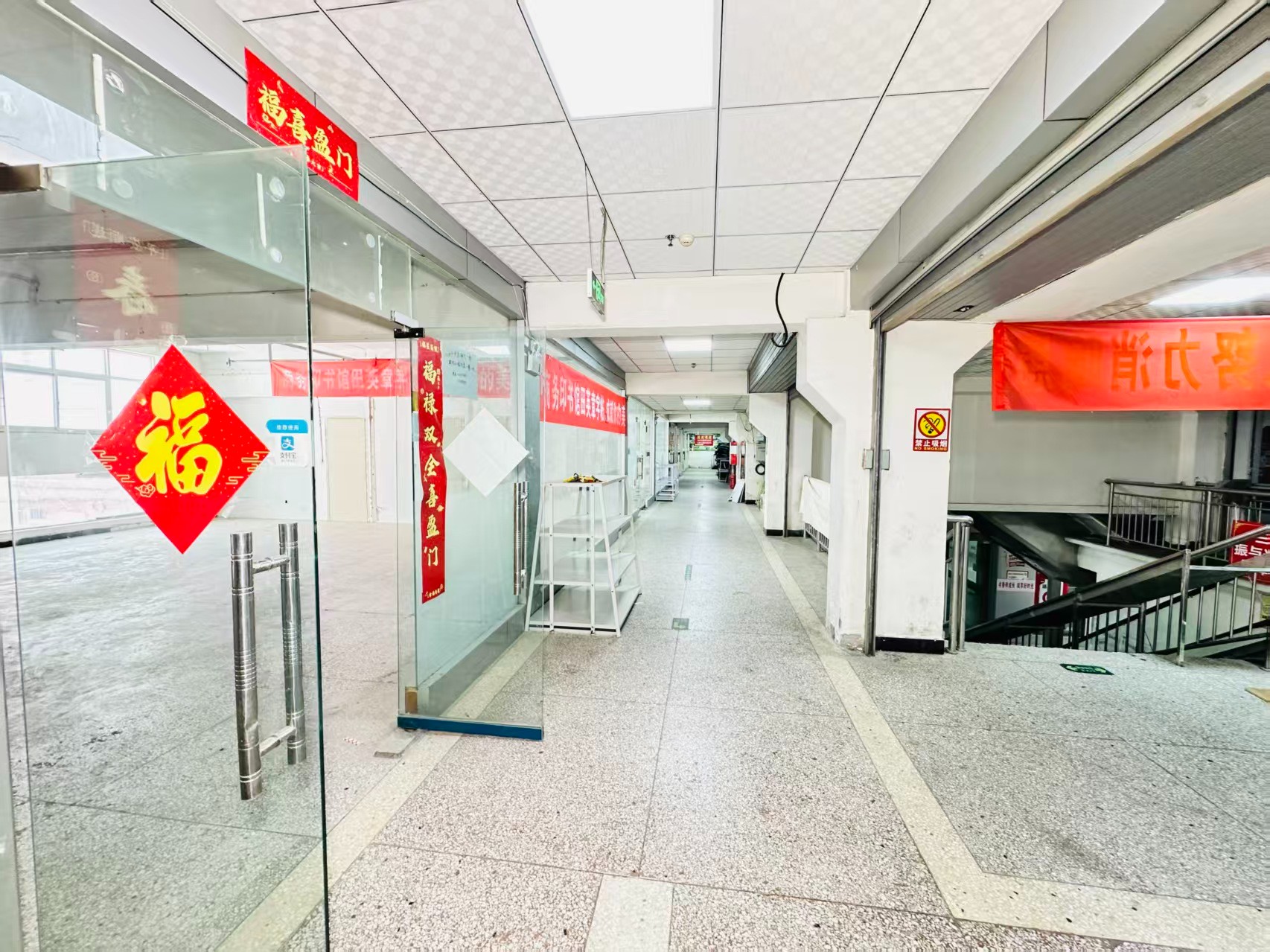新丝路国际建材博览城灵活办公空间，满足企业不同发展阶段需求 ✨ 商业配套完善，助力企业快速成长 ✨ AI产业资源链接，共建创新生态 ✨ 办公、展示、运营一体化空间  现在入驻，抢占AI产业发展新赛道！