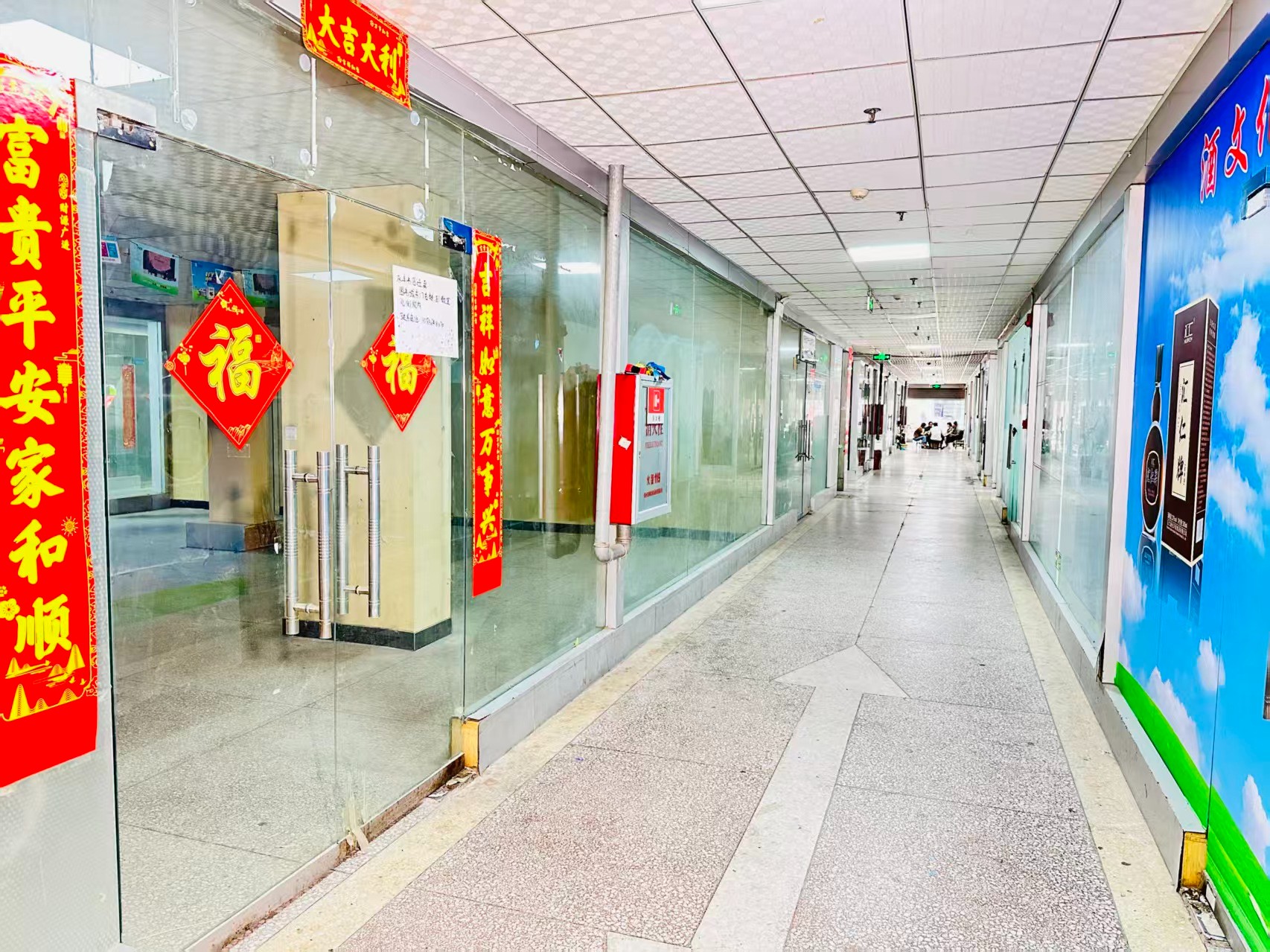 新丝路国际建材博览城园区位于洛阳市老城区春都路商贸核心区域，周边商业氛围成熟，交通便利，配套完善。依托传统副食品商贸资源，园区具备良好的经营基础和人气优势，是企业办公、商品展示、批发零售及创业发展的理想选择。