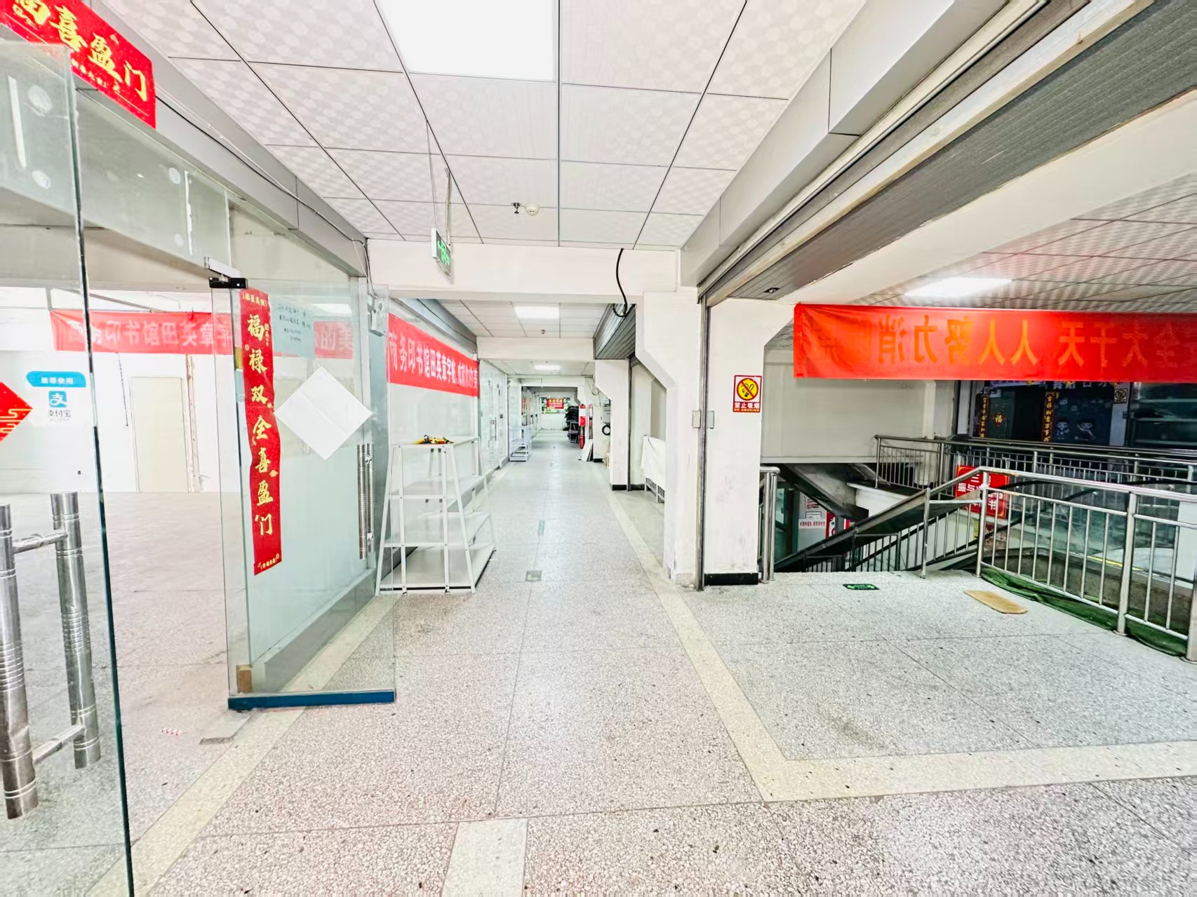 新丝路国际建材博览城引入人工智能技术应用场景，推动AI与商业、零售、电商、企业服务等领域融合发展。